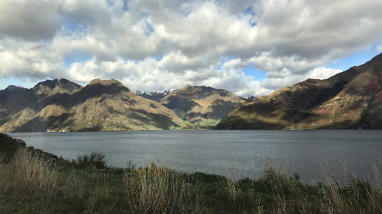 Lake and Mountains next to Queenstown